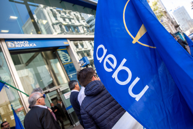 Movilización de AEBU | Foto: Mauricio Zina / adhocFOTOS