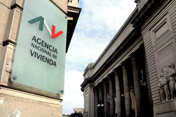 Agencia Nacional de Vivienda, en la esquina de Cerrito y Zabala. | Foto: Ricardo Antúnez / adhocFotos (Archivo, 2010)