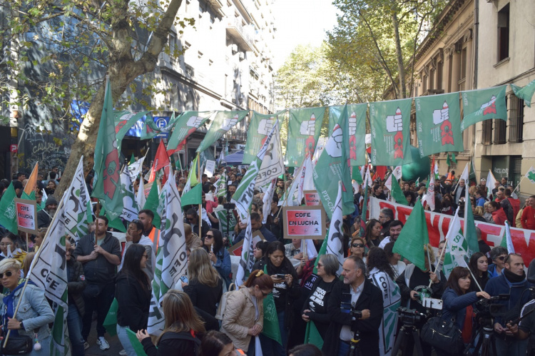 Concentración en la puerta del Ministerio de Economía y Finanzas | Foto: Ignacio Álvarez Vigna