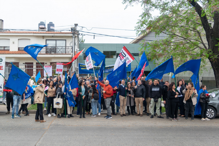 Movilización frente a Creditel | Fotos: Javier Pérez Seveso