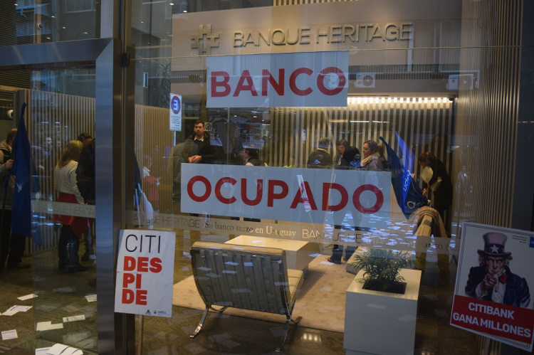 Ocupación de Banque Heritage, ayer, por conflicto con Citibank | Fotos: Ignacio Álvarez Vigna