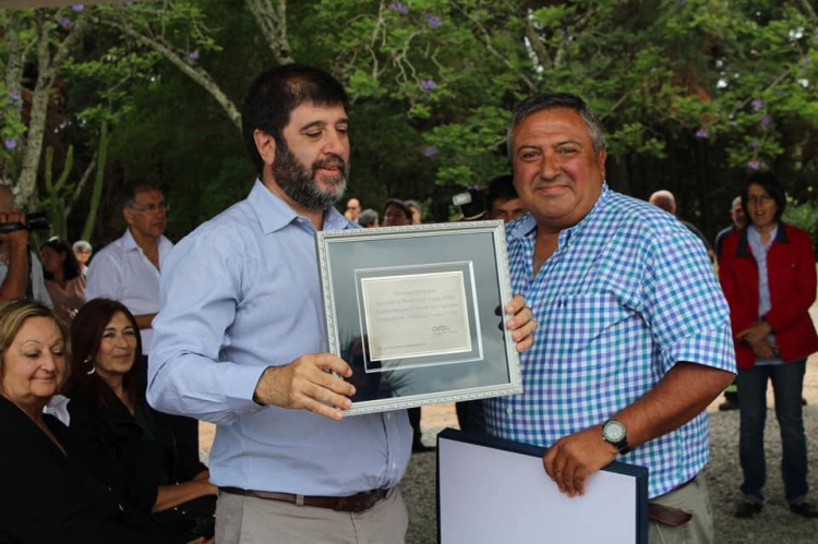 Fernando Pereira recibe placa recordatoria de AEBU, en la inauguración del Hotel Punta Gorda, en Colonia. Fotos: Fernando Iraola