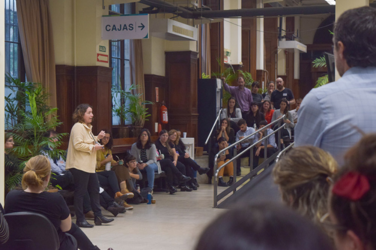Asamblea de trabajadores en la Agencia Nacional de Vivienda | Foto: Javier Pérez Seveso