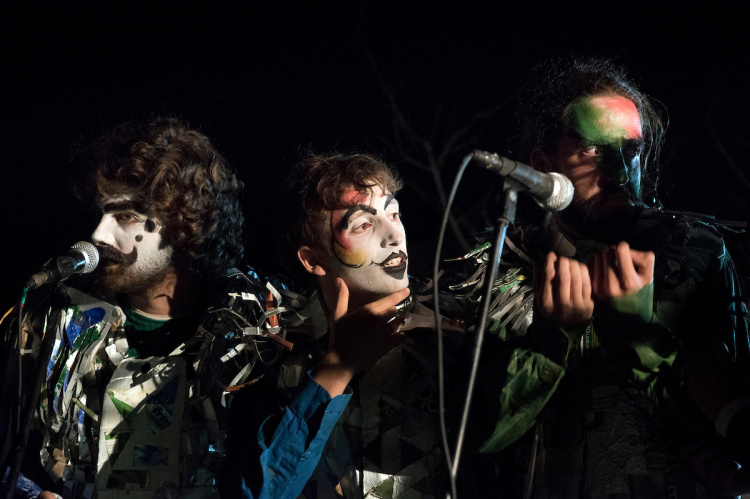 Murga joven La Castrada en el festival de murgas del camping de AEBU en Piriápolis. | Foto: Ricardo Antúnez / adhocFotos (archivo 2017)