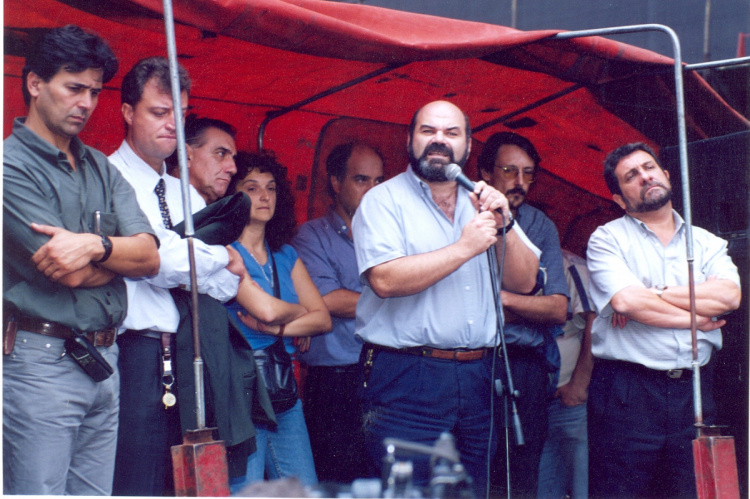 Dirigentes de AEBU en acto durante la crisis de 2002, con Juan José Ramos como orador | Foto: Archivo histórico de AEBU