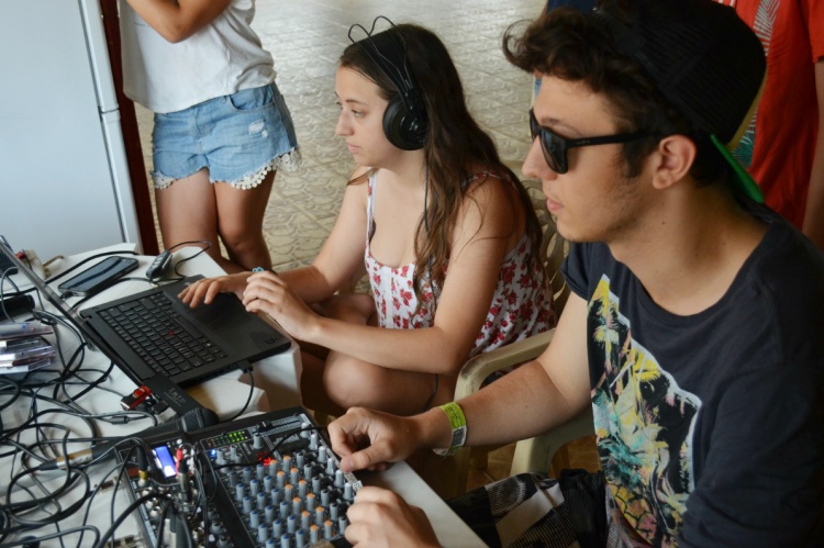 Líderes de AEBU hacen radio en el camping de Piriápolis | Foto: Radio Camacuá