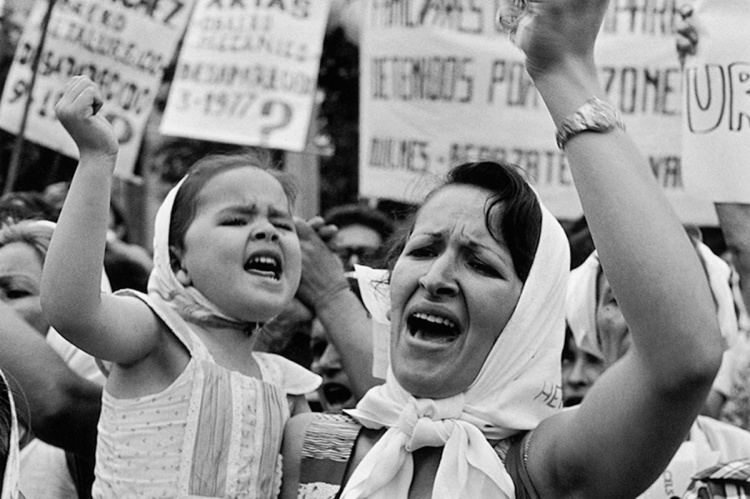 Movilización de Madres de Plaza de Mayo en 1982 | Foto: Adriana Lestido