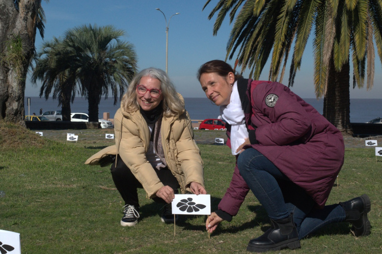 Zaffaroni y Argento con las margaritas colocadas por AEBU en la Plaza España | Foto: Ignacio Álvarez Vigna