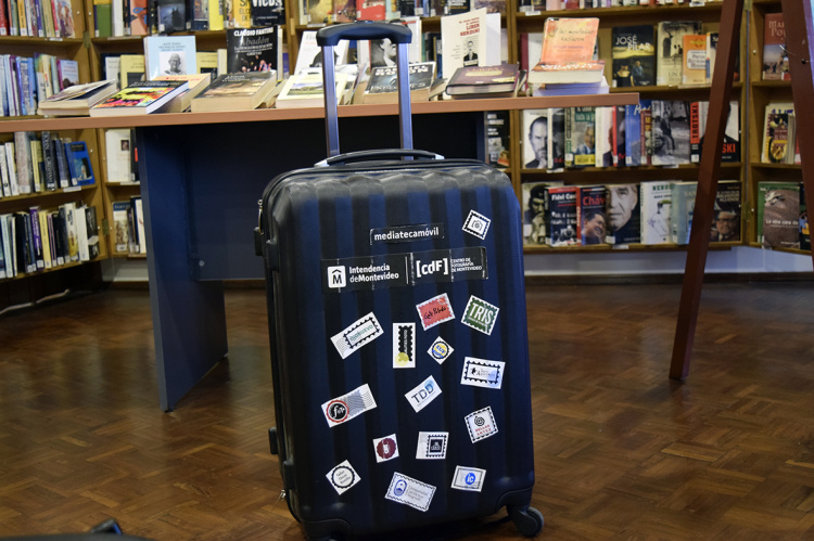 Mediateca móvil del Centro de Fotografía de la Intendencia de Montevideo (CdeF) en la biblioteca de AEBU | Fotos: Santiago Gómez