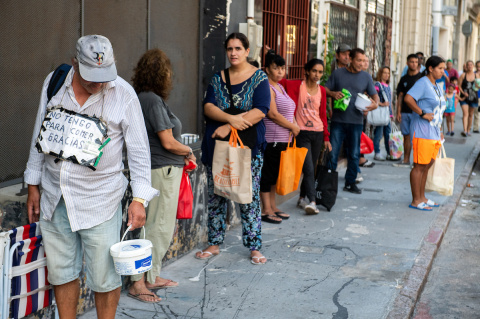 Olla popular en la Ciudad Vieja | Foto: Santiago Mazzarovich / adhocFOTOS