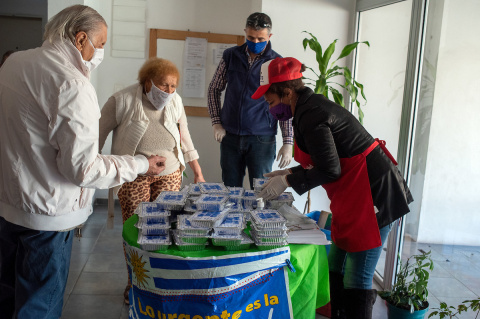 Reparto de viandas a personas jubiladas en el centro de Montevideo | Foto: Ricardo Antúnez / adhocFOTOS (Archivo, 2020)