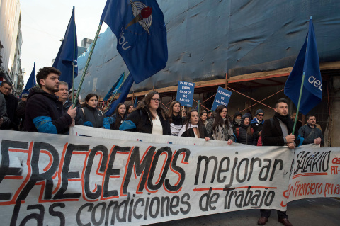 Marcha de trabajadores de administradoras de crédito y transportadoras por la Ciudad Vieja | Foto: Ricardo Antúnez / adhocFOTOS (Archivo, 2019)