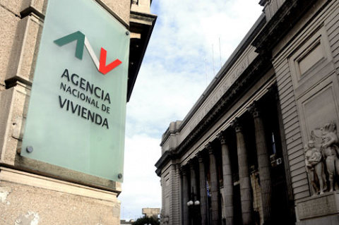 Agencia Nacional de Vivienda, en la esquina de Cerrito y Zabala. | Foto: Ricardo Antúnez / adhocFotos (Archivo, 2010)