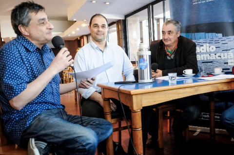 Alejandro Torre (izq) en transmisión de Radio Camacuá desde la cantina de AEBU | Foto: Javier Calvelo / adhocFOTOS (Archivo, 2018)