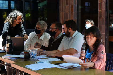 Mesa de la Junta de Delegados de banca oficial, este mediodía en AEBU | Fotos: Santiago Gómez