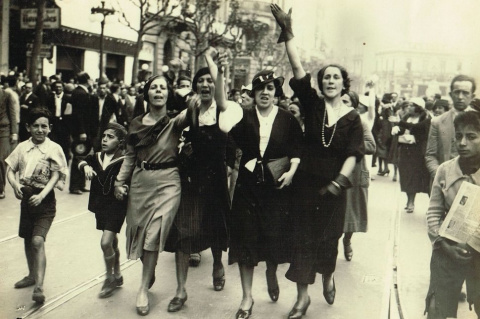 Grupo de mujeres en una protesta ante un crimen cometido durante la dictadura de Gabriel Terra; Montevideo, 1933