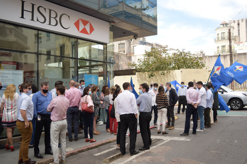 Concentración de trabajadores del HSBC frente a la sucursal Ciudad Vieja de la institución | Foto: Santiago Gómez