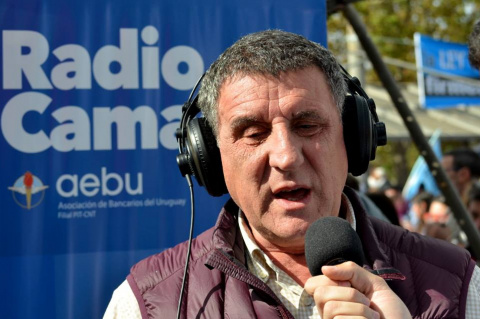 Pedro Stéffano entrevistado por Radio Camacuá, esta mañana en el acto por el Día de los Trabajadores | Fotos: Alexis Vilariño
