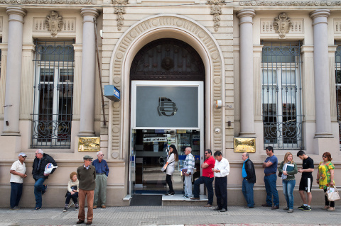 Banco de la Republica Oriental del Uruguay, sucursal Salto | Foto: Ricardo Antúnez / adhocFOTOS (Archivo, 2016)