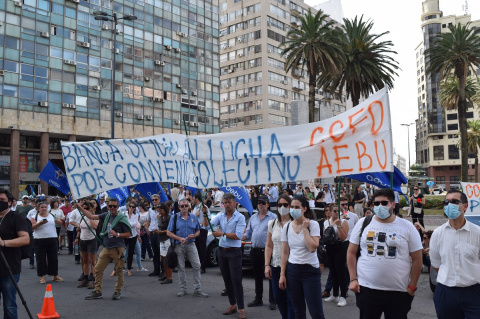 Movilización de banca oficial, esta tarde, frente a la Torre Ejecutiva | Fotos: Ignacio Álvarez
