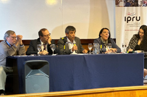 Expositores del evento en la Facultad de Ciencias Económicas | Foto: Irene Rügnitz