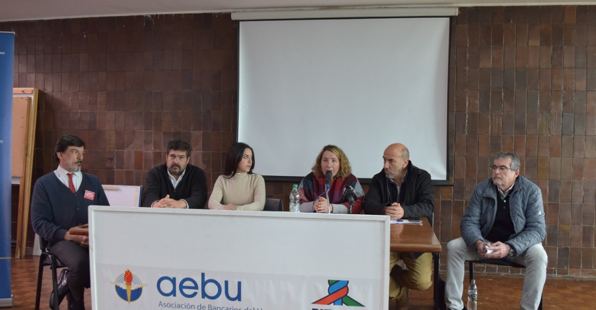 Conferencia de prensa de banca oficial, ayer, en la sede de AEBU | Fotos: Javier Pérez Seveso